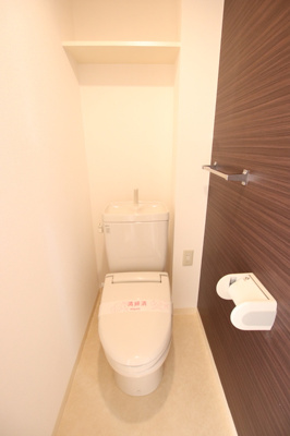 暖房便座　収納棚板もあり備品も格納できます♪