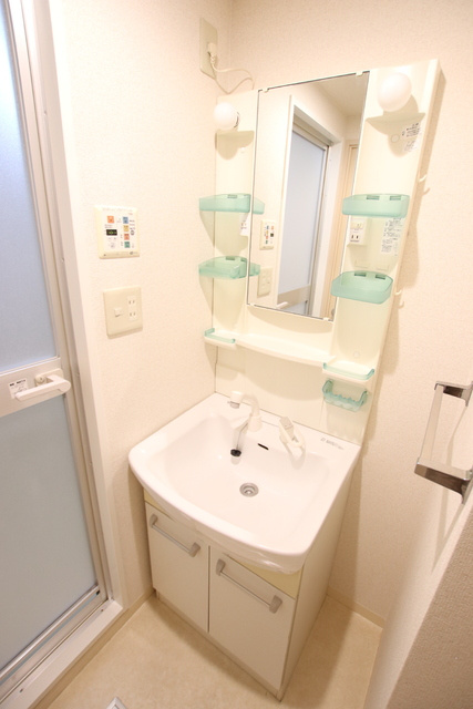 忙しい朝も嬉しいシャワー付き洗面化粧台