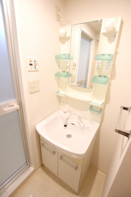 忙しい朝も嬉しいシャワー付き洗面化粧台
