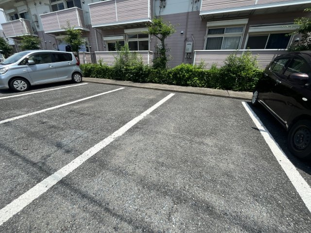ドミール三喜の駐車場