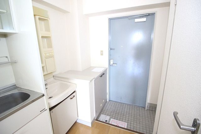 ヴィラージュ葛島の玄関|収納もある玄関です