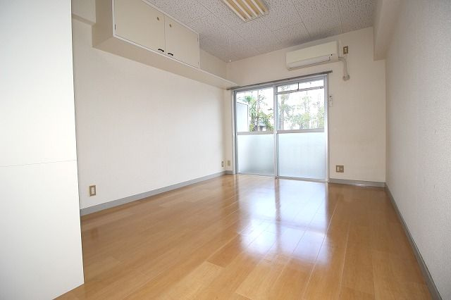 ヴィラージュ葛島の洋室|明るい洋室です