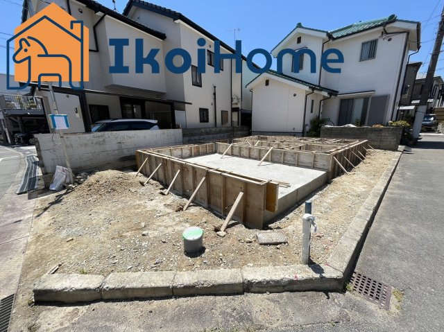 明石市大久保町大窪　新築一戸建の外観|普通車2台駐車可能で前面道路も広く交通量は少ないです。３階建で日当たりや通風も良好です！
