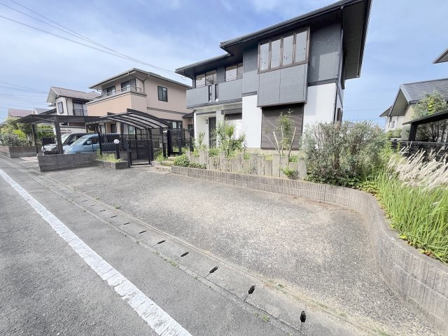 美しが丘南４丁目戸建ての駐車場