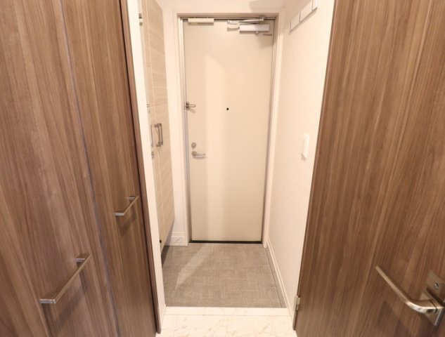 熊本市東区長嶺東４丁目のアパートの玄関