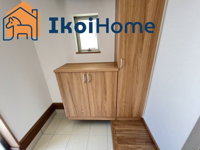 明石市魚住町西岡1101-1のエントランス|●年中無休：当日予約可●玄関には靴をたくさん収納できるシューズボックスが完備されています。