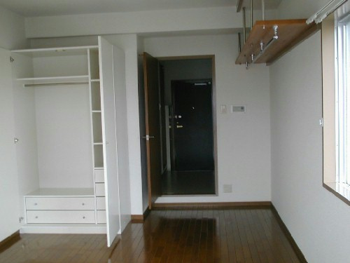 ウエストヒルズ同志社前Ⅱ号館の居間・リビング