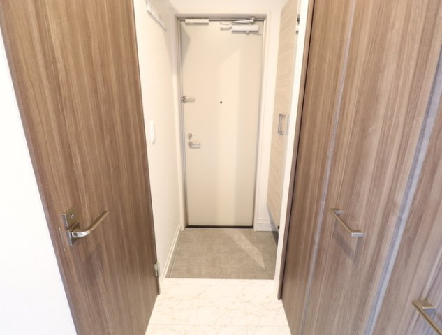 熊本市東区長嶺東４丁目のアパートの玄関
