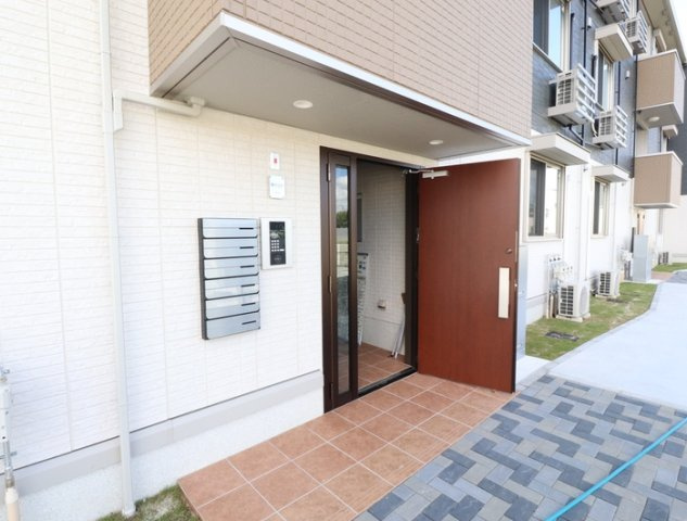 熊本市東区長嶺東４丁目のアパートのエントランス