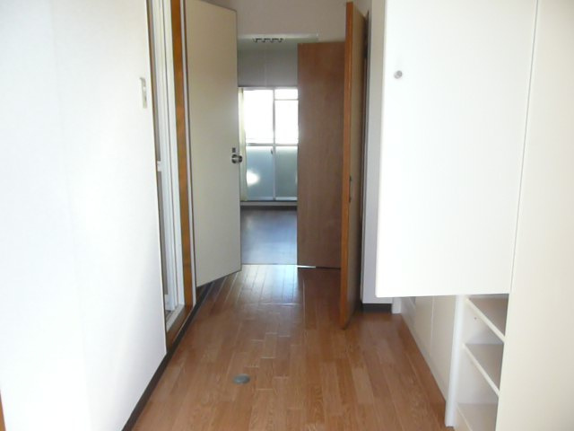 天勇ハイツPartⅡの居間・リビング|玄関から見たリビング