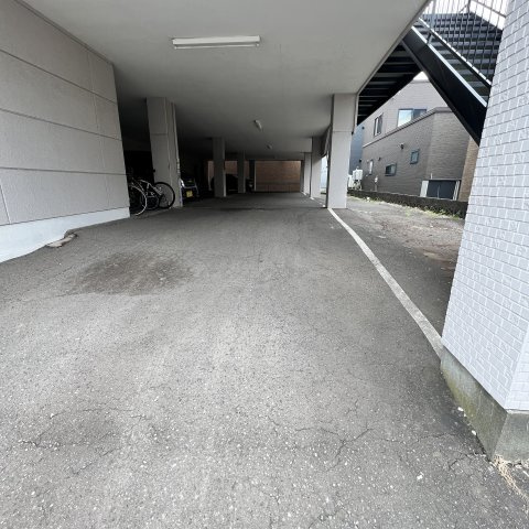 ベルシーヌ中島の駐車場