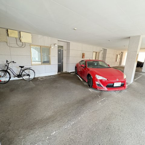 ベルシーヌ中島の駐車場