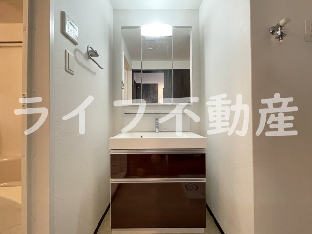 プレジオ布施ASIANの独立洗面台|独立洗面台、小物を置くことができて便利です