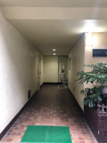 シャトー佐和ビルのエントランス
