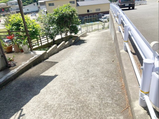 糟屋郡志免町大字吉原土地（古家付）の前面道路含む現地写真