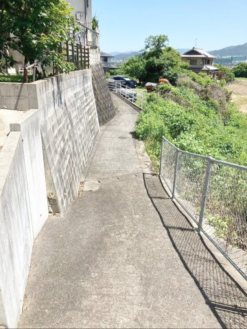 糟屋郡志免町大字吉原土地（古家付）の前面道路含む現地写真