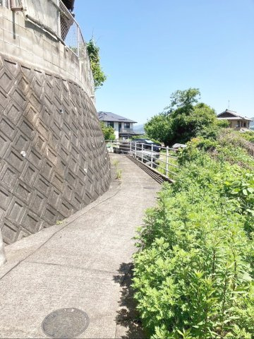 糟屋郡志免町大字吉原土地（古家付）の前面道路含む現地写真