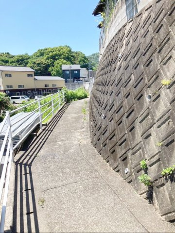 糟屋郡志免町大字吉原土地（古家付）の前面道路含む現地写真