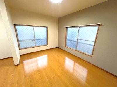 東向き8帖洋室です