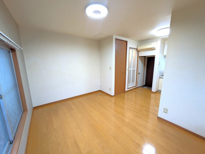 東向き8帖洋室です