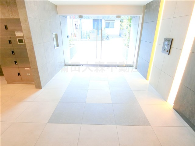 梅屋敷最上階角部屋マンションのエントランス