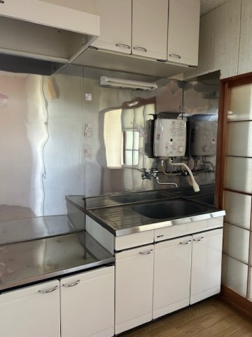 泉プリンスコートC棟のキッチン|使いやすいキッチンです。都市ガス用のガスコンロをご用意ください。