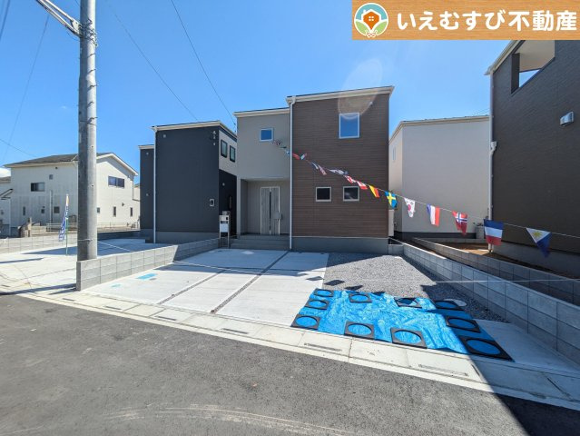 Livele Garden.S　鴻巣下忍第2の駐車場|並列3台駐車可能なゆとりのカースペース
複数台車をお持ちでも、お友達が遊びに来てもゆとりの駐車スペース！