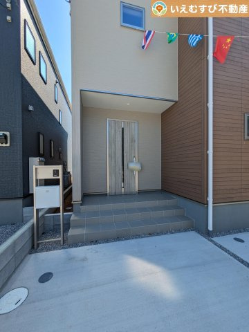 Livele Garden.S　鴻巣下忍第2のエントランス|落ち着いた色づかいのエントランス
駐車場からアクセスの良いエントランス。雨の日や荷物が多くても安心の動線♪