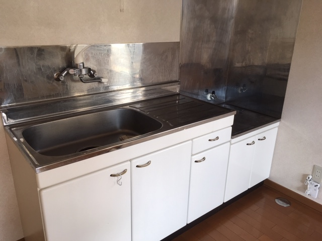 ライベックスのキッチン|コンパクトなキッチンで掃除もラクラク！プロパン用のガスコンロをご用意ください。