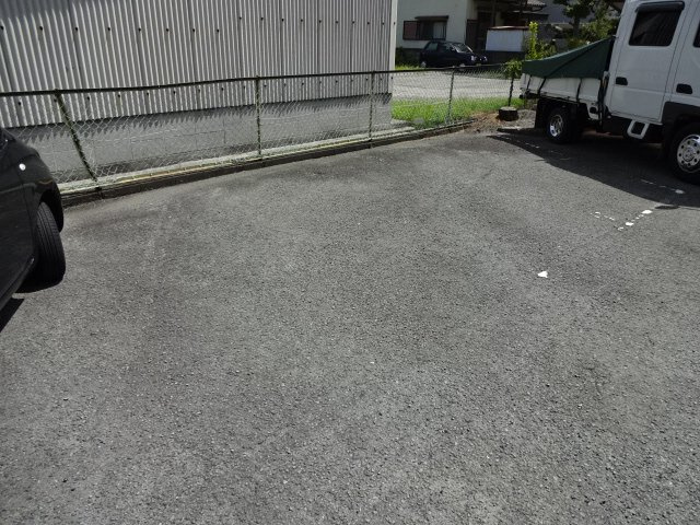 シャトー三木の駐車場