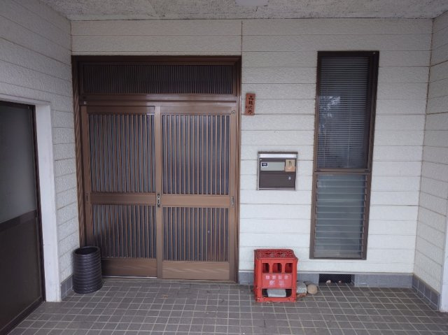 四ヶ所中古住宅のエントランス