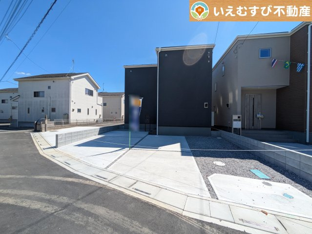 Livele Garden.S　鴻巣下忍第2の駐車場|並列3台駐車可能なゆとりのカースペース
複数台車をお持ちでも、お友達が遊びに来てもゆとりの駐車スペース！