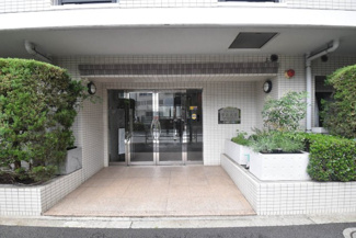 【エントランス】 | お客様を、そして住人を出迎えてくれるマンションのエントランス。ゴミが落ちていないことからも、管理状態の良さや住民の節度の高さが見て取れます。～即日のご見学可能～　お問合せはお気軽にどうぞ。
