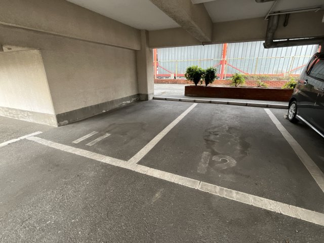 ビラ土山の駐車場