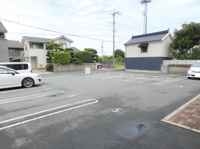 【駐車場】 | アムール常盤 | 駐車場があるので、車を買う予定の方も安心です