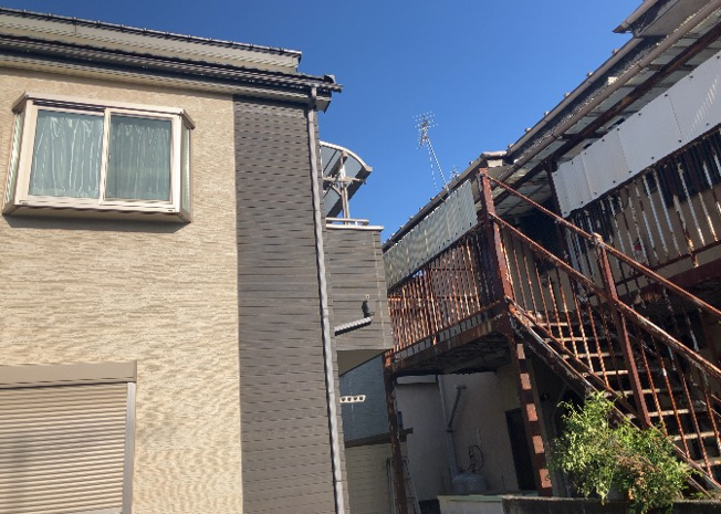 【外観】 | バルコニーは、室外の専用スペースのうち、「屋根がなく開放された空間」であるものを指します。ベランダより広いタイプのものが多く、日当たりもよいため家庭菜園などを楽しみたい人にとって適した環境となります。