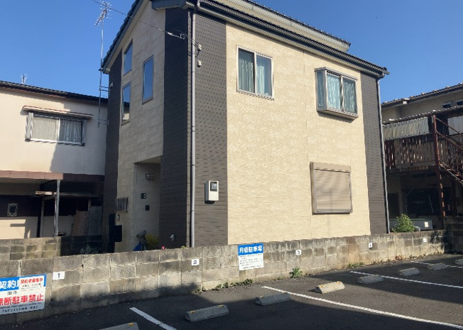 【外観】 | 建物の基礎工事の方法は、主流となっているベタ基礎（防湿基礎）と布基礎の２種類に分類され、床下の通気性や耐久性などに違いがあります。建物の基礎部分の構造や付帯設備など詳細については現地でご確認ください。