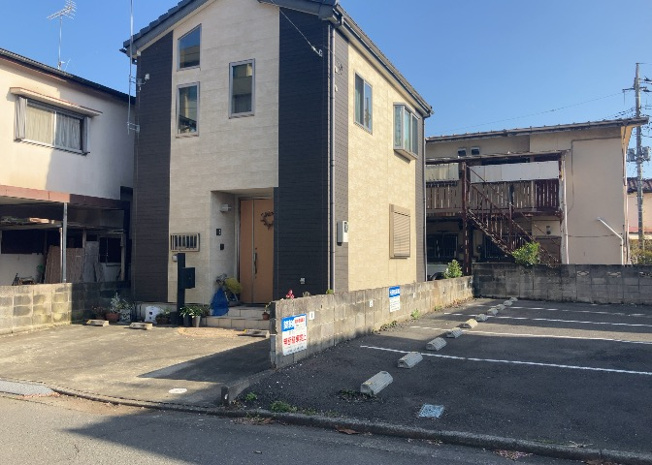 【前面道路含む現地写真】 | 南側道路の場合は長い時間光を入れ込むことができるため、庭やリビングを道路側に持ってくることが多く土地価格も高い傾向にあります。一方北側道路だとリビングや庭が南側になりプライバシーを守ることができます。