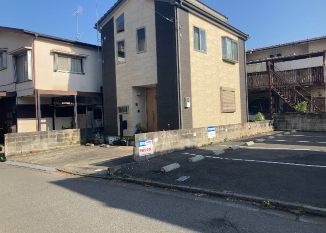 【前面道路含む現地写真】 | 東側道路の場合は居室を南向きに設計しやすいため、朝日が入りやすいというメリットがあります。一方、西側道路も東側同様に居室を南向きに設計しやすいのですが、住宅地だと朝日が入りにくいという弱点があります。