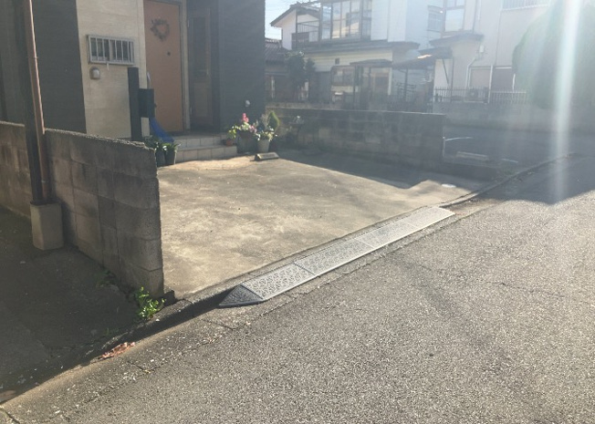 【駐車場】 | 車一台あたりに必要なスペースは、標準サイズの普通自動車で横幅2m50cm、長さ5mは必要になります。ただし、乗降のことも考慮して横幅3m30cm、長さ5m50cmほどは確保できるところを選びましょう。