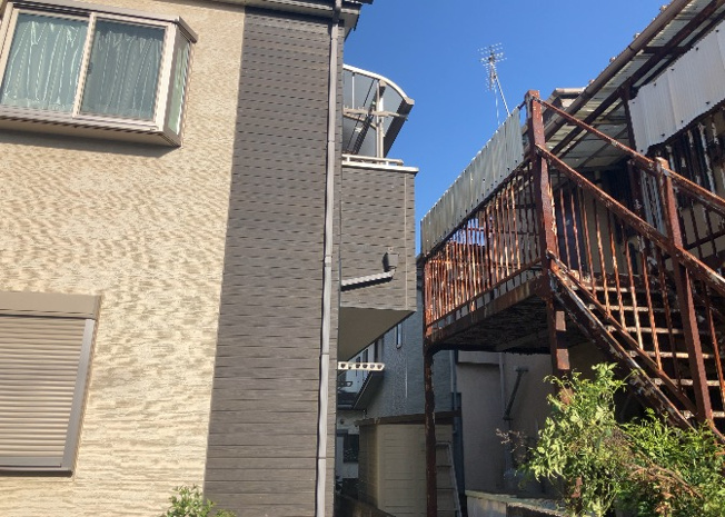 【外観】 | バルコニーは、建物内から室外へ楽に出入りできる便利なスペースです。また、バルコニーには手すりを付けることが義務付けられており、手すりの高さは110cm以上で施工することが建築基準法で定められています。
