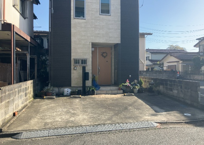 【玄関】 | 玄関は家の顔と言っても過言ではありません。現地を見学する際は玄関の広さや全体のバランスなどを見てみるといいでしょう。一般的なアプローチのしやすさだけではなく、お年寄りにも優しい設計のものだと安心です。