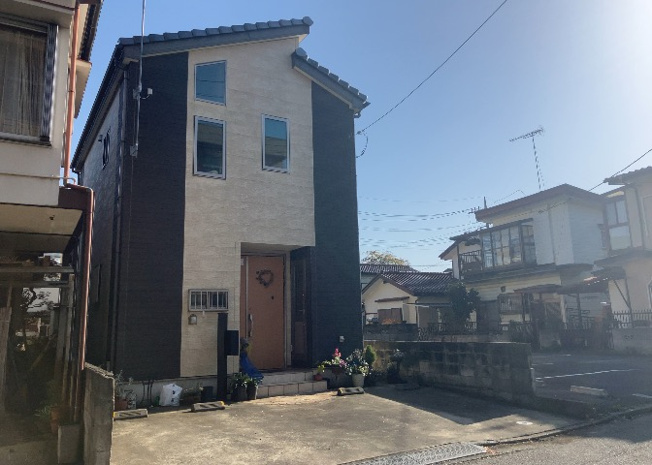 【外観】 | 住宅用の土地では前面道路に2m以上接していなければならないと法律で定められています。しかし、お持ちの車のサイズやライフスタイルなどにより、2mでは利便が悪い場合もございますので、事前に確認しましょう。