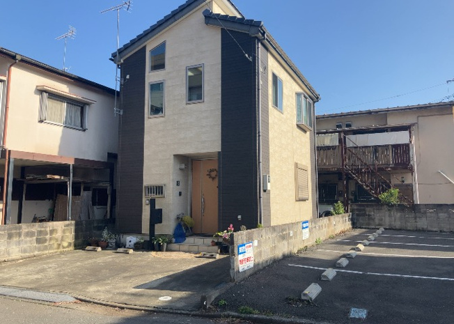 【前面道路含む現地写真】 | 道幅が広い場所は日当たりや風通が良好です。幅が広いのですれ違いも可能ですし大きな車でも駐車可能！一方で、大型車が通ることも多くなるため交通量の増加により騒音に繋がります。また土地の値段が高くなります。