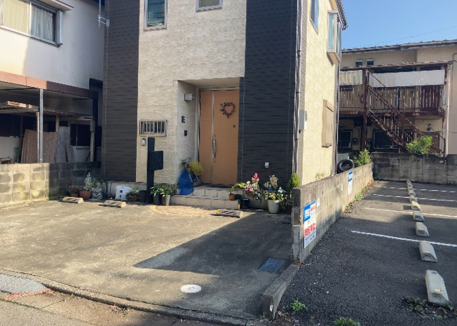 【庭】 | 庭があることでガーデニングや家庭菜園はもちろん、こどもの遊び場やペットを放して遊ぶことができます。また、家の周囲に余裕があるということです。隣地との間があれば、十分な日当たりと、風通しが確保できます。