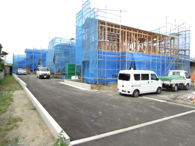 【前面道路含む現地写真】 | ブルーミングガーデン中央市東花輪　1号棟 | 前面道路含む現地写真です
