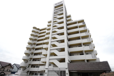 【外観】 | 【上質リノベ】エルシティ府中 | 【耐震性】
耐震性の高さを判断するポイントは、
建築確認申請日が1981年6月1日以降の
新耐震基準に適合しているかどうか。
震度６程度の大地震でも
建物が崩壊しないレベルが基準になりました。