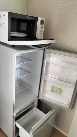 リエールB　（家賃半額補助対象物件）のキッチン|キッチンには冷蔵庫と電子レンジが設置してあります。