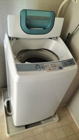 リエールB　（家賃半額補助対象物件）の独立洗面台|５Kの洗濯機が設置済み