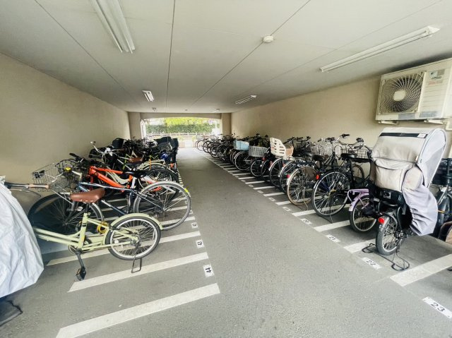 ハイラーク西京極の駐車場